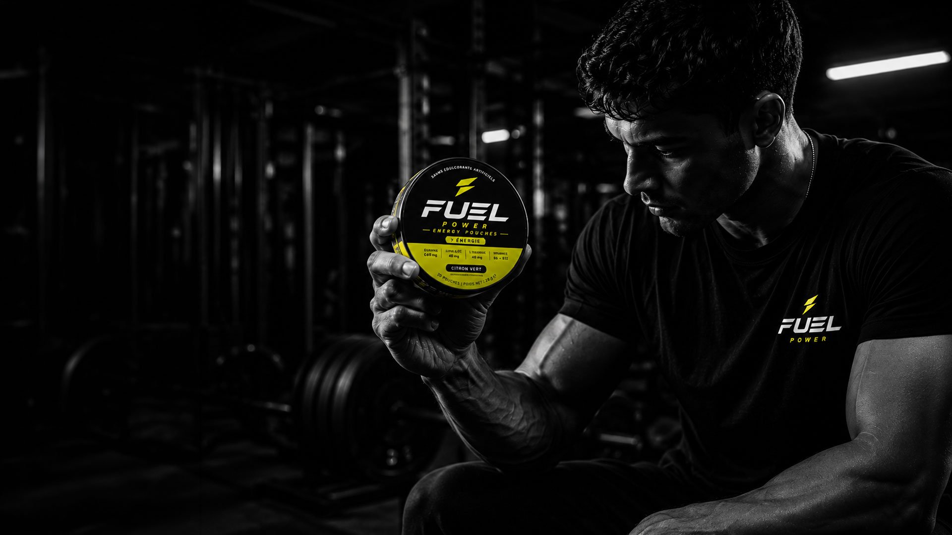 Athlète tenant une boîte FUEL POWER en salle de sport