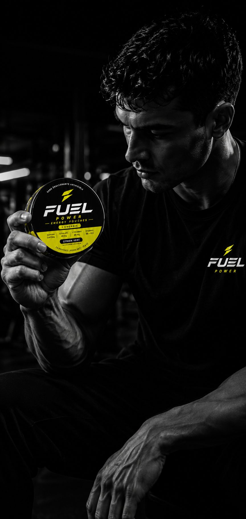 Athlète tenant une boîte FUEL POWER en salle de sport